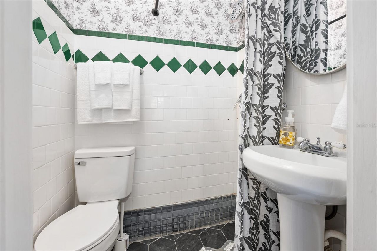 228 W Howry Avenue , Deland, FL 32720 Photo