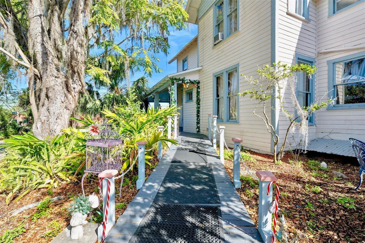 228 W Howry Avenue , Deland, FL 32720 Photo