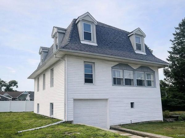 49 Gladys Street , Lindenhurst, NY 11757