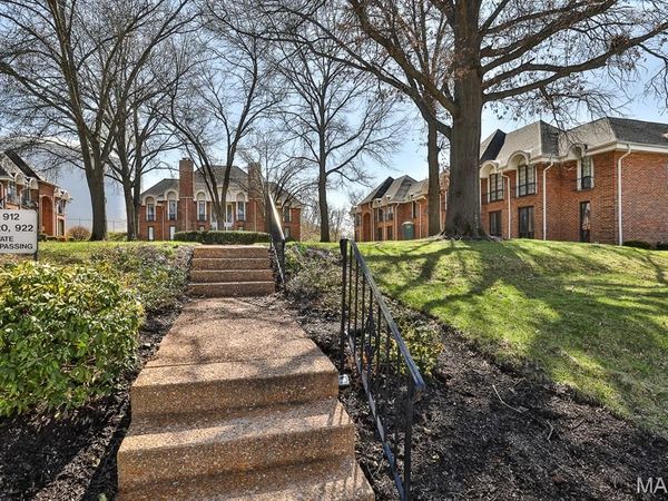 922 N Claytonbrook Drive, Unit 1, Ballwin, MO 63011