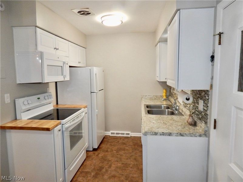 25320 Country Club Boulevard, Unit 17, North Olmsted, OH 44070 Photo 12