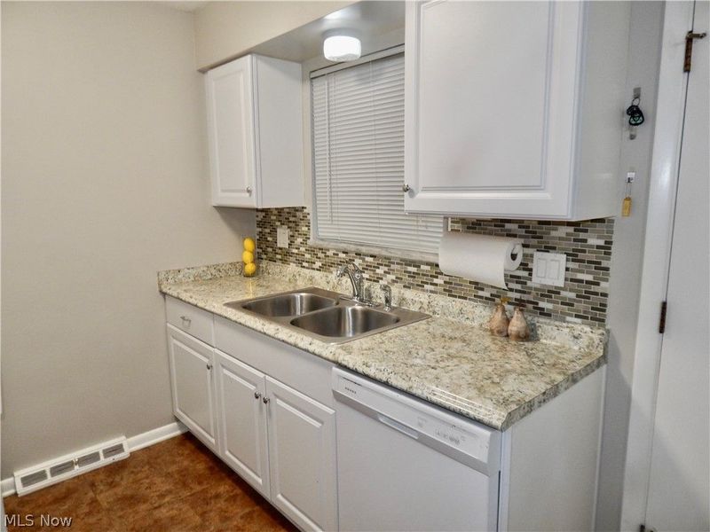 25320 Country Club Boulevard, Unit 17, North Olmsted, OH 44070 Photo 14