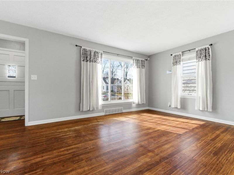 483 E 330th Street, Willowick, OH 44095 Photo 9