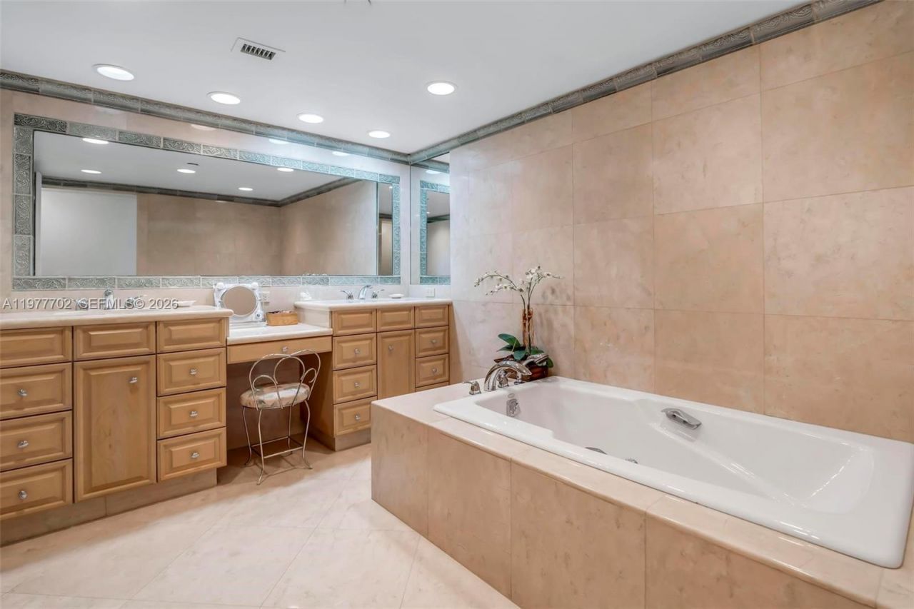 19707 Turnberry Way , Unit 22H, Aventura, FL 33180 Photo