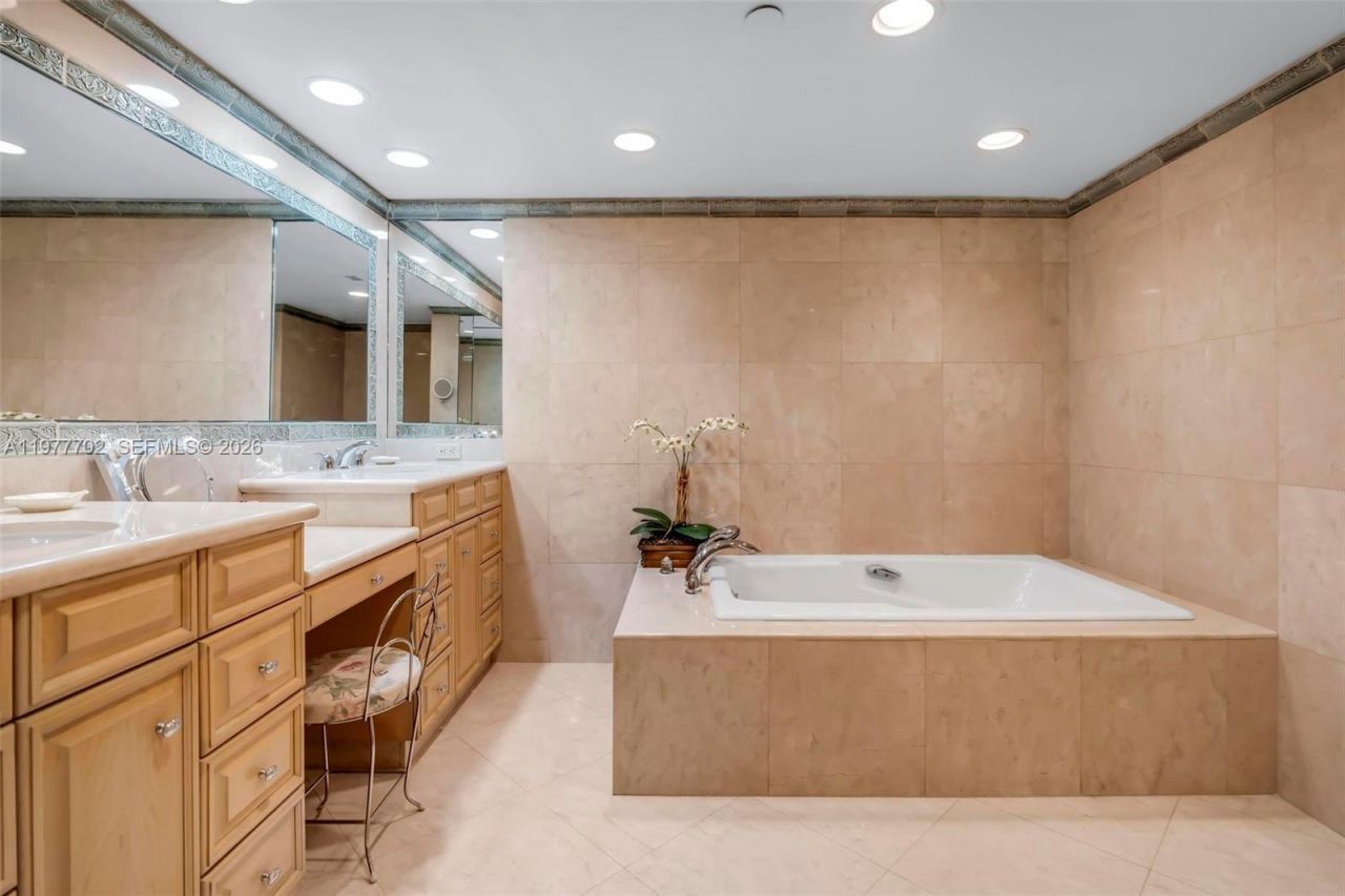 19707 Turnberry Way , Unit 22H, Aventura, FL 33180 Photo