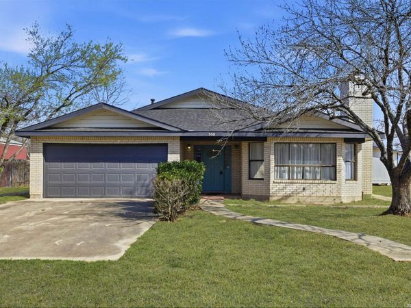 508 Crouch Ave, Devine, TX 78016