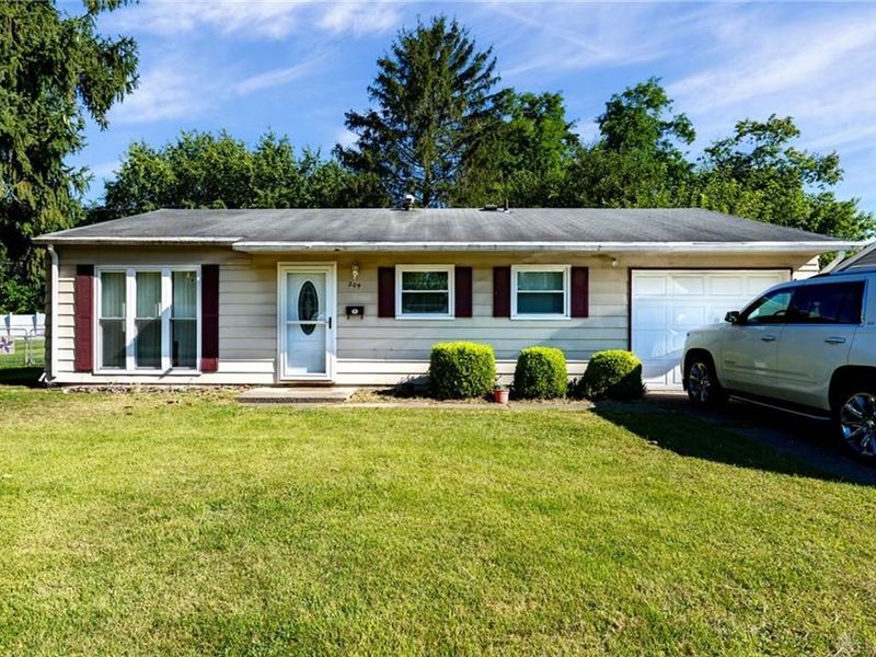 204 Bassett Drive, Springfield, OH 45506 Photo 1