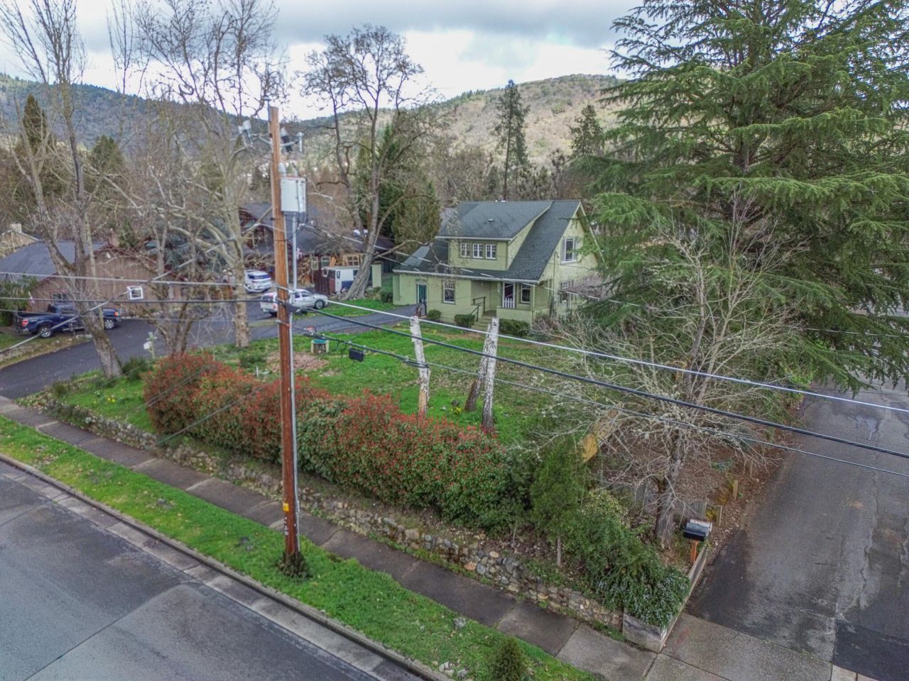 953 NE 9th Street, Grants Pass, OR 97526 Main Photo