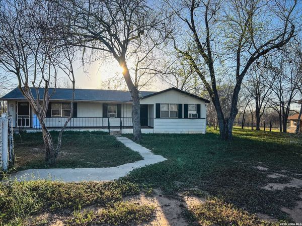 1207 el paso, Stockdale, TX 78160