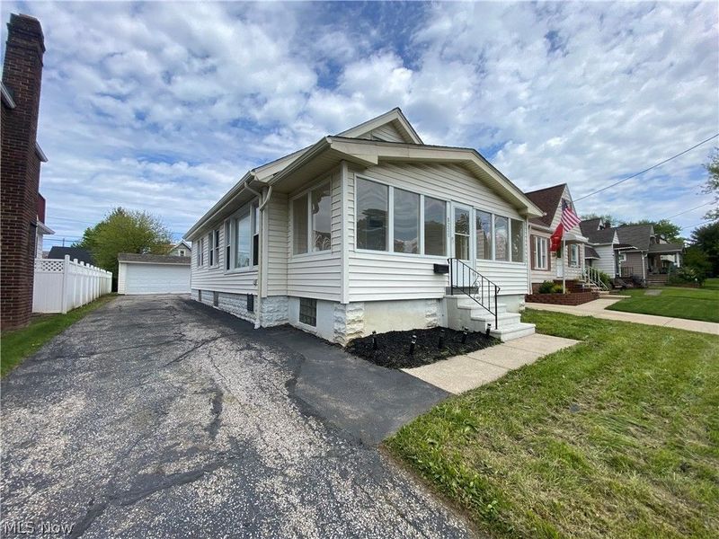 8221 Grand Division Avenue, Cleveland, OH 44125 Photo 2
