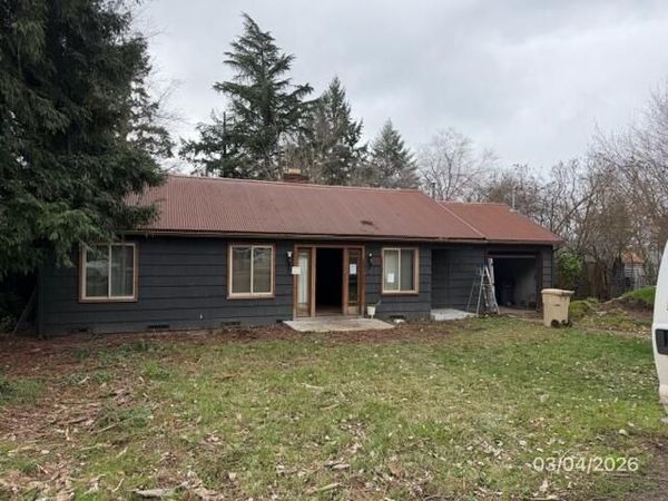 215 Hillhouse Avenue, Medford, OR 97504