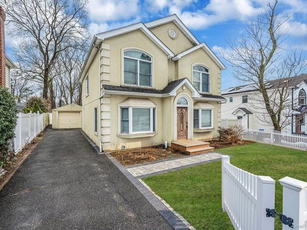 18 E Lyons Street, Melville, NY 11747