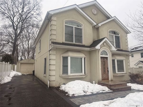 18 E Lyons Street, Melville, NY 11747