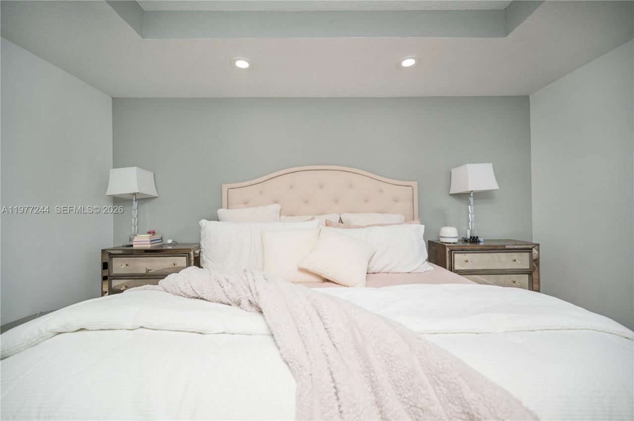 340 NE 194th Ln, Miami, FL 33179 Photo