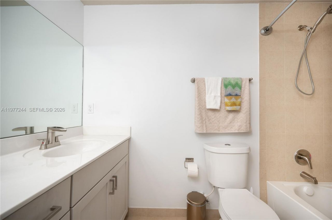 340 NE 194th Ln, Miami, FL 33179 Photo