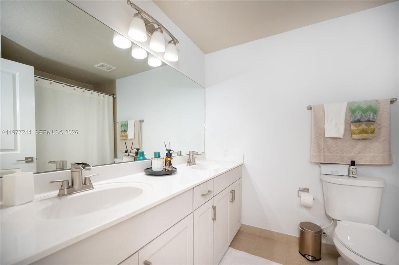 340 NE 194th Ln, Miami, FL 33179 Photo