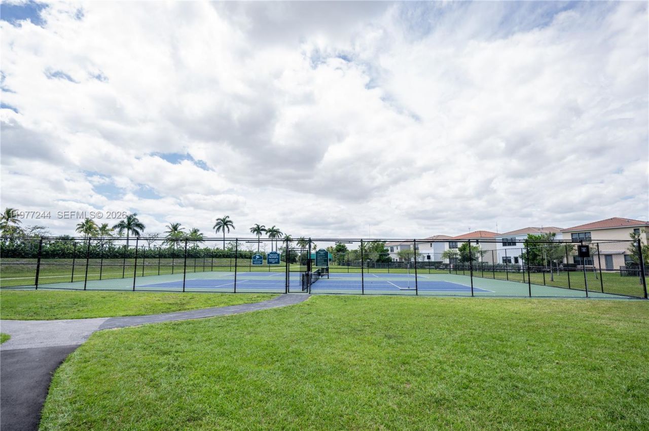 340 NE 194th Ln, Miami, FL 33179 Photo