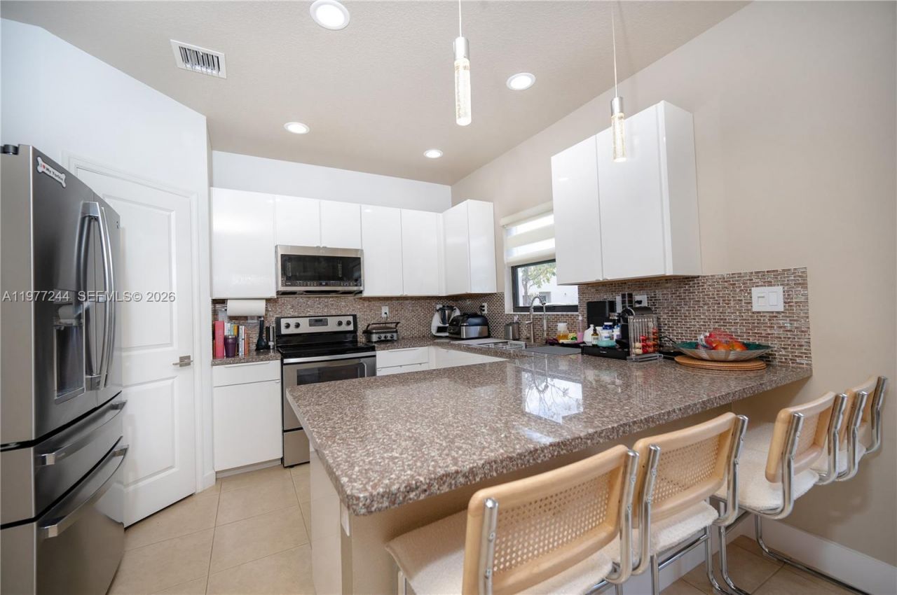 340 NE 194th Ln, Miami, FL 33179 Photo