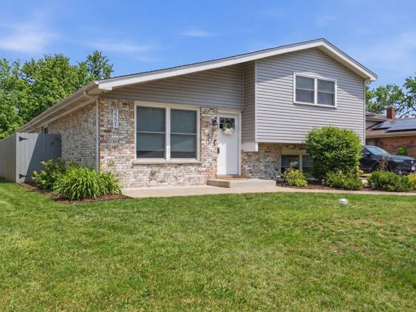 2221 Charmingfare Drive, Woodridge, IL 60517