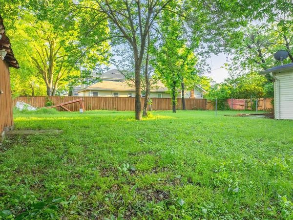 820 Elsbeth Street , Dallas, TX 75208