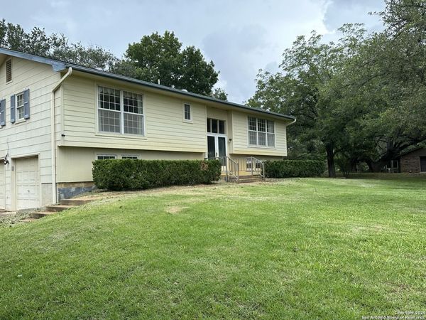 135 County Road 130, Floresville, TX 78114
