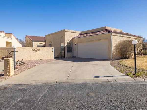 570 Eastlake Drive SE, Rio Rancho, NM 87124
