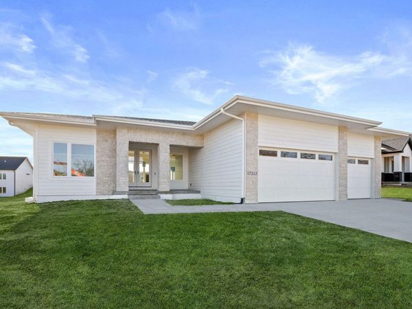 17212 Springbrook Trail, Urbandale, IA 50323