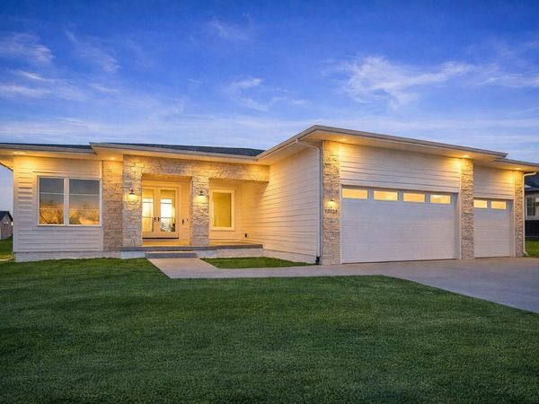 17212 Springbrook Trail, Urbandale, IA 50323