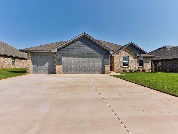 1935 W Flintlock Way, Mustang, OK 73064