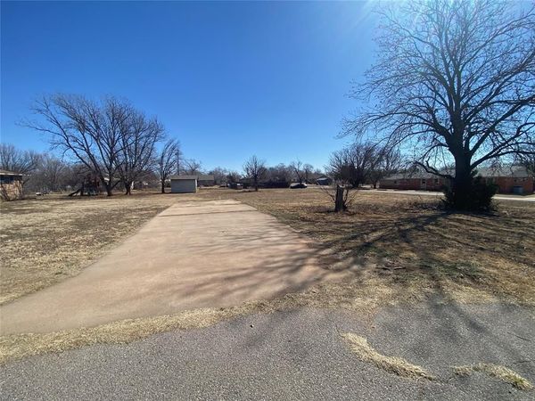 1100 N 8th Street, Sayre, OK 73662