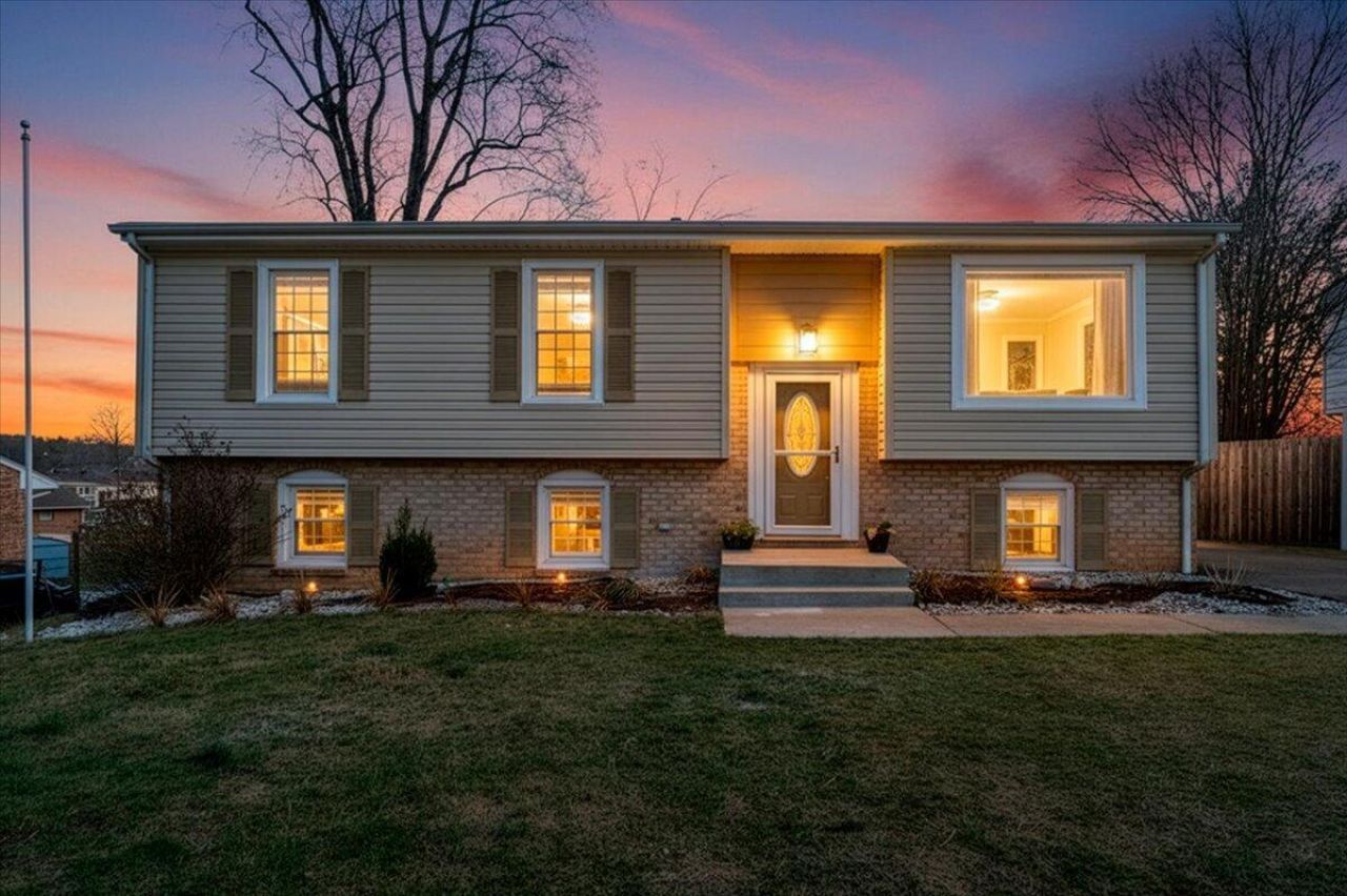 5572 Ambassador Dr, Roanoke, VA 24019 Main Photo