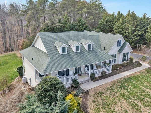 20 South Pointe LN, Moneta, VA 24121