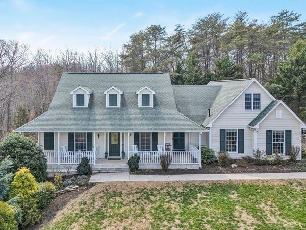 20 South Pointe LN, Moneta, VA 24121