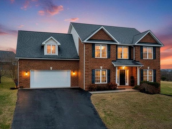 2324 Foxfield LN, Salem, VA 24153