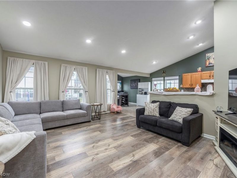 8576 Lynhurst Drive, Olmsted Township, OH 44138 Photo 4