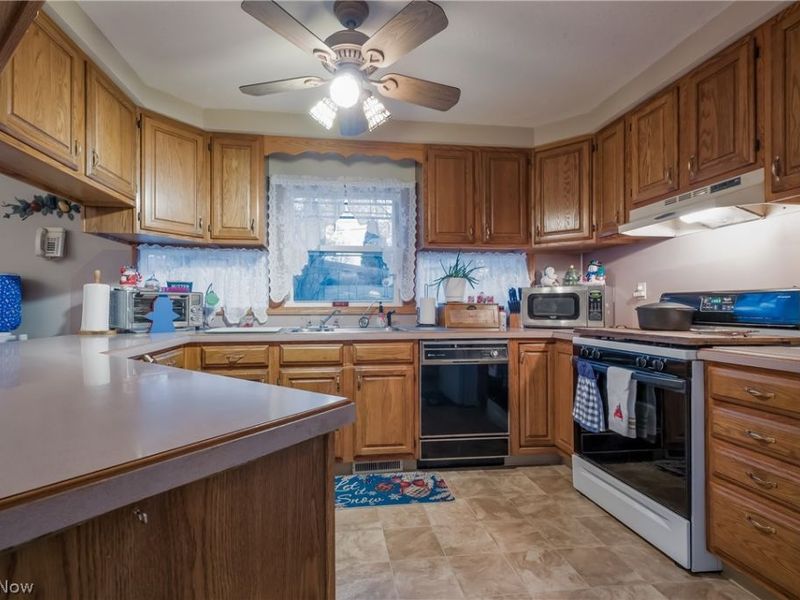 7621 Ravine Drive NW, North Canton, OH 44720 Photo 13