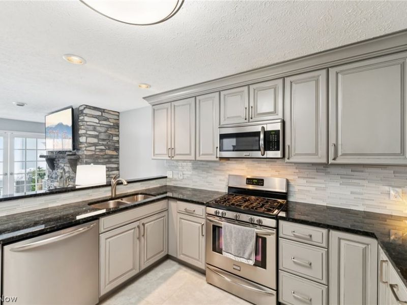 3733 E Lake Road, Sheffield Lake, OH 44054 Photo 10