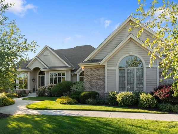 1240 Mary Hill CIRCLE, Hartland, WI 53029