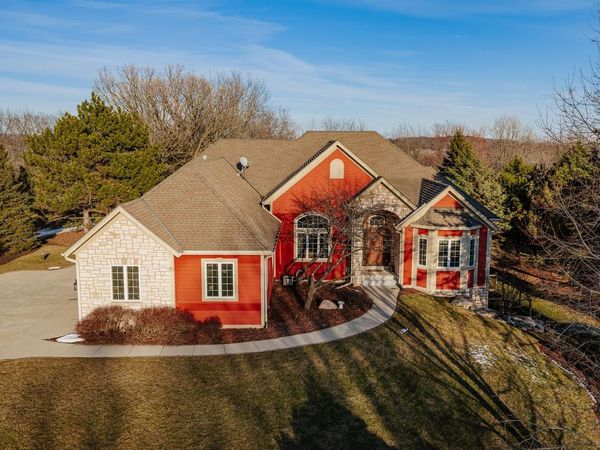 W292N4254 Prairie Wind CIRCLE N, Pewaukee, WI 53072