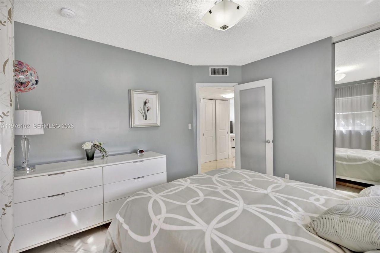 4705 NW 35th St , Unit 501, Lauderdale Lakes, FL 33319 Photo