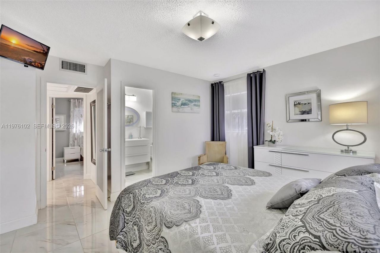 4705 NW 35th St , Unit 501, Lauderdale Lakes, FL 33319 Photo