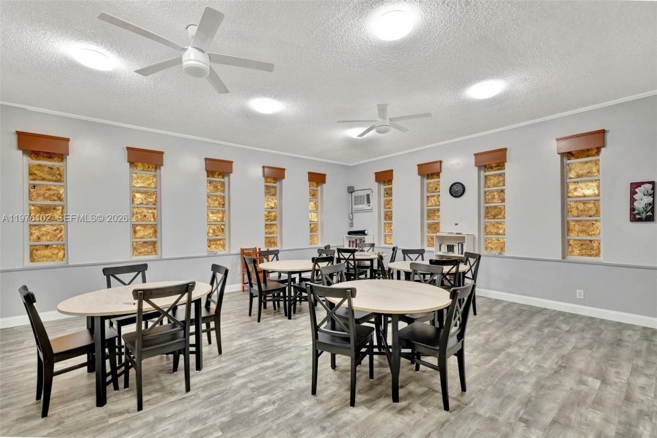 4705 NW 35th St , Unit 501, Lauderdale Lakes, FL 33319 Photo