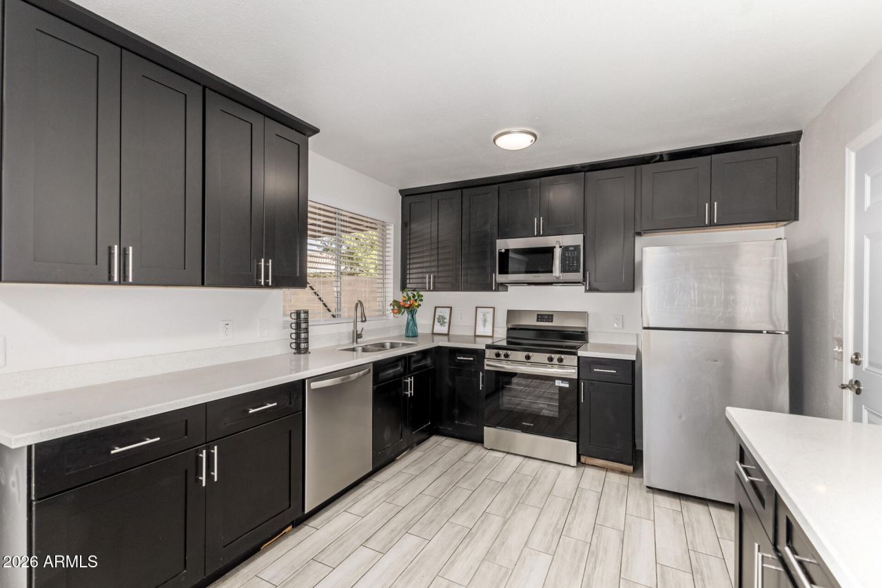 7118 W Earll Drive, Phoenix, AZ 85033 Main Photo