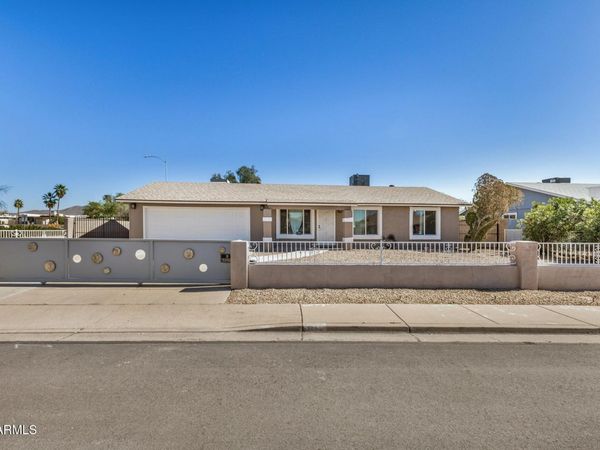 1833 N EDGEWATER Circle, Mesa, AZ 85207