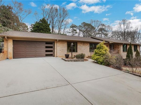 5077 Vernon Oaks Drive, Atlanta, GA 30338