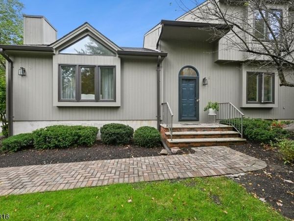 8 Sherwood Dr, Mountain Lakes, NJ 07046