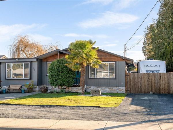532 Banks Ave W, Parksville, BC V9P 1H5