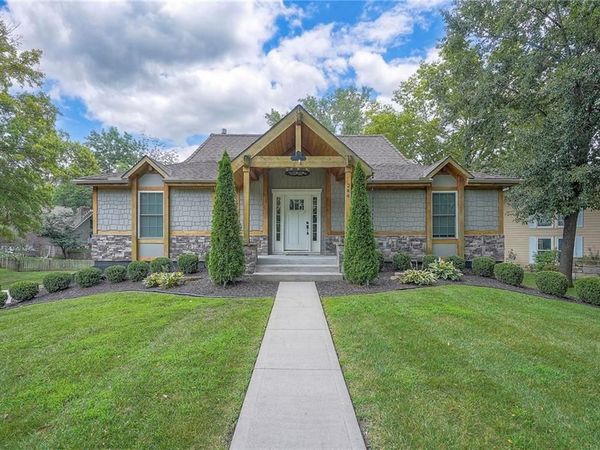 244 N Winnebago Drive, Lake Winnebago, MO 64034