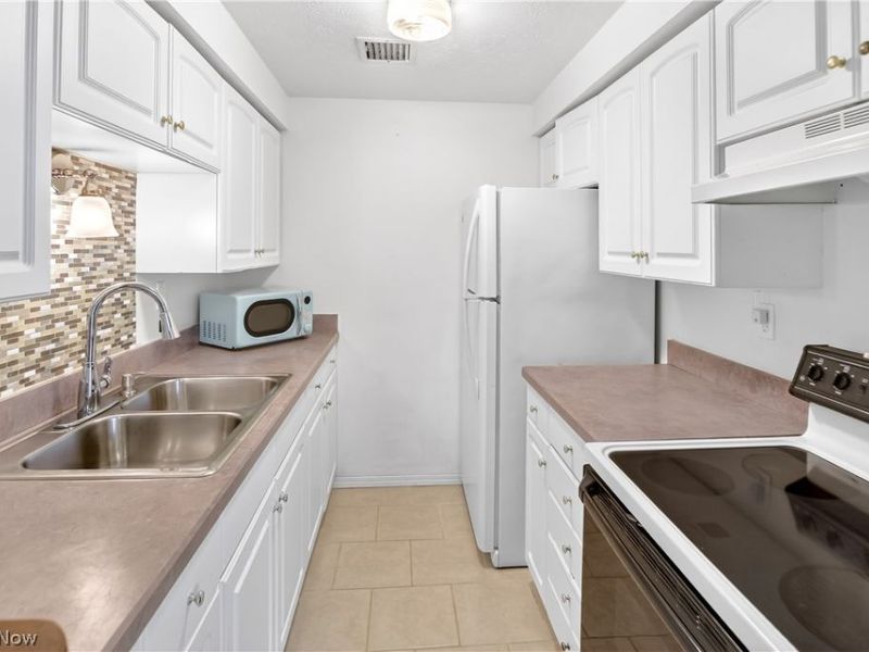 1480 Warren Road, Unit 708, Lakewood, OH 44107 Photo 11