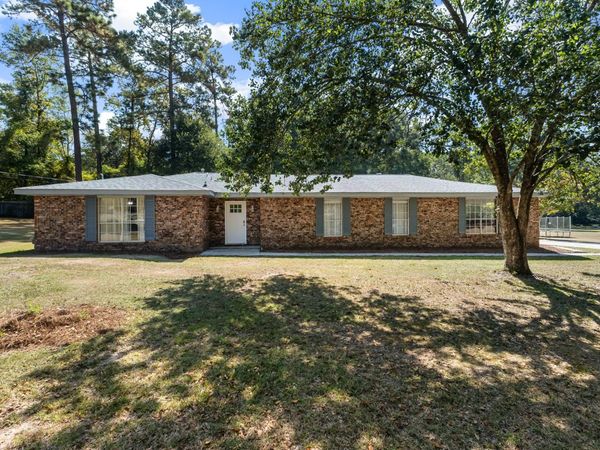 34 Country Park Cir., Petal, MS 39465
